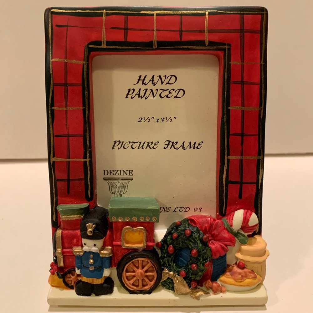 DEZINE CHRISTMAS THEMED PICTURE FRAME.